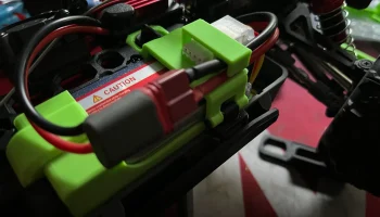 MJX HyperGo 16208 Аккумуляторный кронштейн 1