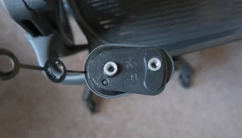 Замок подлокотника: Herman Miller Aeron