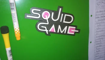 Логотип игры Squid (международный) и магнит на холодильни... 1