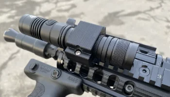 Опора рельса Пикатинни фонаря (Nitecore EC20) Опора рельса Пикатинни фонаря (Nitecore EC20)