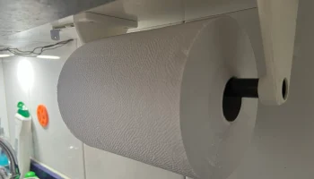 Большое бумажное полотенце под держателем 1