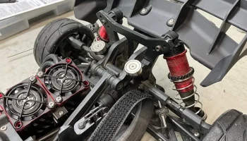 Бесклипсовое магнитное крепление корпуса Arrma Typhon......