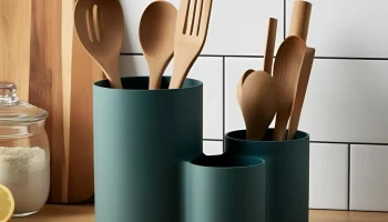 Современный держатель кухонной утвари с тремя чашками.
