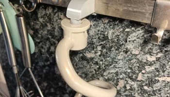 Крепление для смесителя KitchenAid на направляющую с крю... Крепление для смесителя KitchenAid на направляющую с крю...