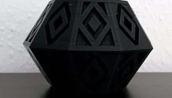 Современная геометрическая ваза