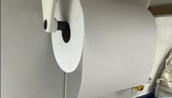 Большое бумажное полотенце под держателем