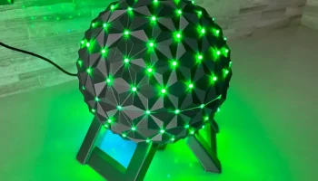 Земля космического корабля EPCOT с магнитными отверстиями...