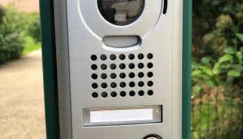 Угловой короб для видеодомофона - AIPHONE 1