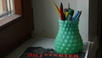 Изогнутая сотовая ваза 2