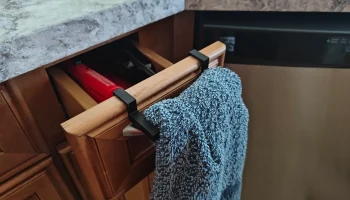 Держатель кухонного полотенца с отверстиями для крепления.