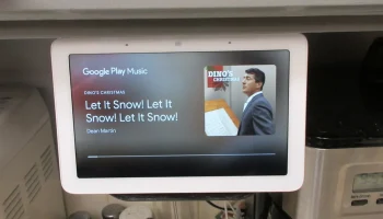 Google Nest Hub под кронштейном для вешалки шкафа 7