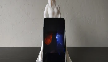 Статуя Сидящей Девушки Подставка для Телефона 1