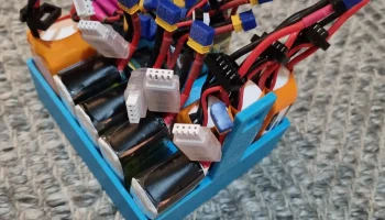 Маленький держатель для батареек Lipo, помещающийся в ящи...