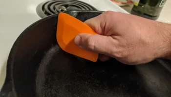 Скребок для сковороды