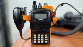 Фиксатор штекера микрофона/гарнитуры Yaesu FT-60R, ручка... Фиксатор штекера микрофона/гарнитуры Yaesu FT-60R, ручка...