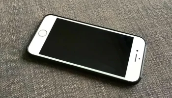 Чехол для iPhone 8 с шестиугольниками 2
