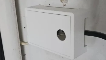 Ящик для укрытия кабеля с дверью