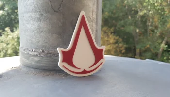 Магнит с логотипом Assassins Creed 2