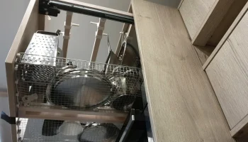 Встроенный шкаф для хранения кухонных кастрюль и сковородок 2