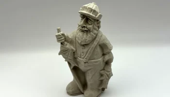 Резная фигурка рыбака