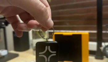 Сломанная бирка - крышка NFC-бирки с отверстиями для брел... 1