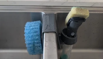 Полка для кухонной мойки Scrub Daddy с насадкой для мыть... Полка для кухонной мойки Scrub Daddy с насадкой для мыть...