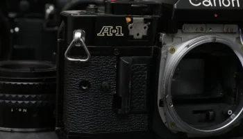 дверца и защелка аккумуляторного отсека canon a-1/ae-1...... дверца и защелка аккумуляторного отсека canon a-1/ae-1......