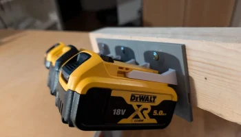 Модульное аккумуляторное хранилище DeWalt, расположенное...