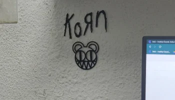 Стена с логотипом Radiohead 1