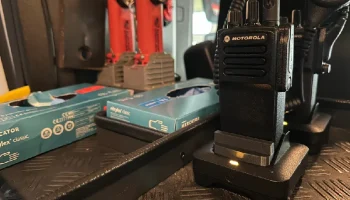 Руководство по зарядному устройству для радиостанции Mot...