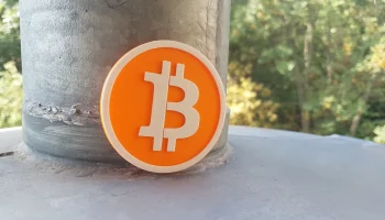 Магнит с логотипом биткойна 2