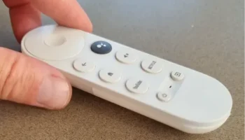Крышка батарейного отсека пульта Chromecast