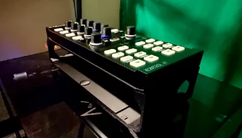 Подставка, пылезащитный чехол и футляр Native Instrument...
