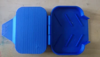 Self-draining kitchen sponge squeezer