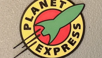 Многоцветный магнит с логотипом Planet Express......