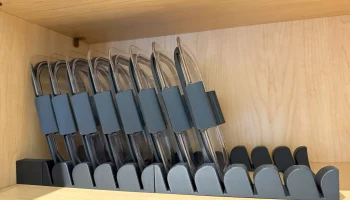 Полка для крышек Rubbermaid Brilliance (расширяемая)...
