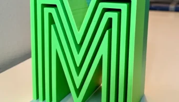Начальная буква "M" декоративного блока Начальная буква "M" декоративного блока