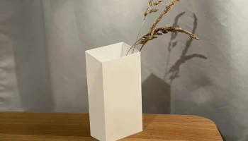 Наклоненная квадратная ваза