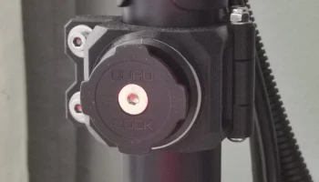 КРЕПЛЕНИЕ НА ПОДСТАВКУ ДЛЯ МОНИТОРА QUAD LOCK 35 ММ (ШАГ...
