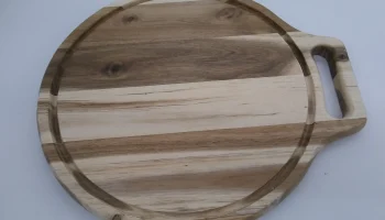Круглая деревянная разделочная доска