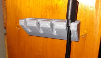 Подставка для USB-кабеля по краям стола (крепление на ле...
