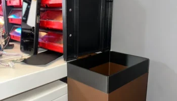 Papelera de escritorio con agarre en C