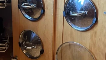 Подвесной держатель крышки для сковородок и кастрюль.