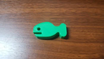 Забавная маленькая игрушечная рыбка...