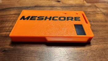 Тонкий корпус со встроенной антенной и солнечной батареей Meshtastic