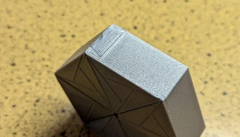 Свернутая шестигранная коробка для игральных костей без п... 6