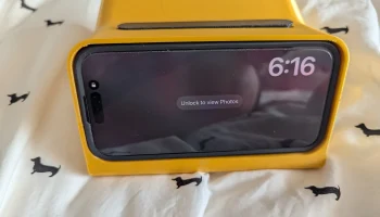 Док-станция в режиме ожидания для iPhone 16 Pro Quad Loc... Док-станция в режиме ожидания для iPhone 16 Pro Quad Loc...