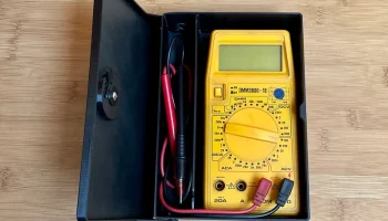 Ящик для мультиметра с поворотным замком Ящик для мультиметра с поворотным замком