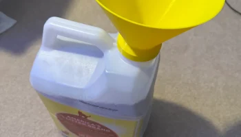 Воронка для мусора для наполнения пластикового контейнера...