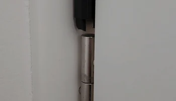 Дверной стопор на петлях 2